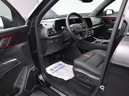 Used 2024 Chevrolet Traverse RS FWD image 9