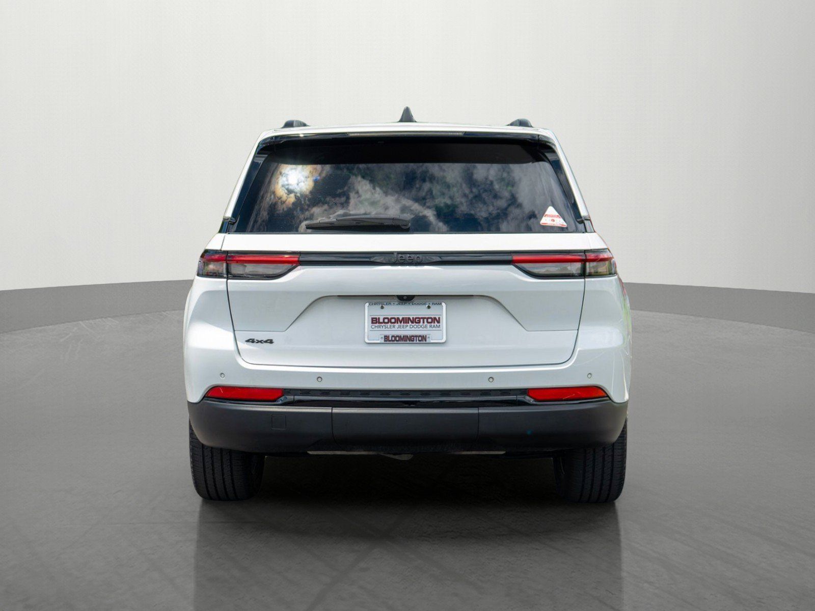Used 2023 Jeep Grand Cherokee Altitude AWD/4WD image 6
