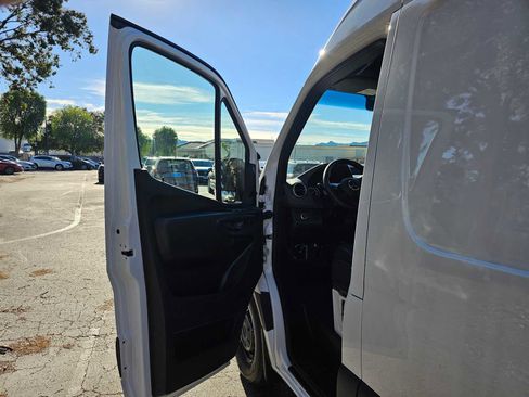 Used 2025 Mercedes-Benz Sprinter 2500 image 18