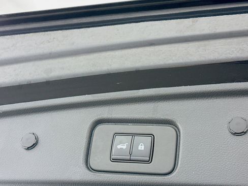 Used 2025 Nissan Pathfinder SL image 32