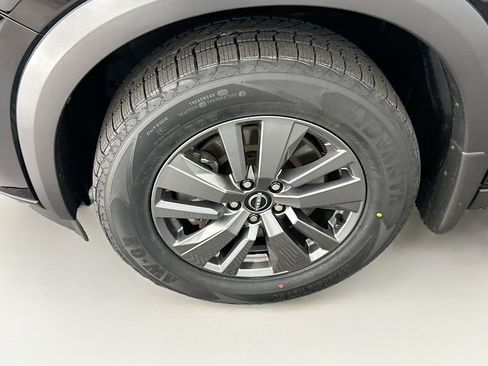 Used 2024 Nissan Pathfinder S image 11