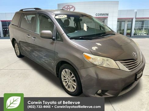 Used 2015 Toyota Sienna XLE image 2