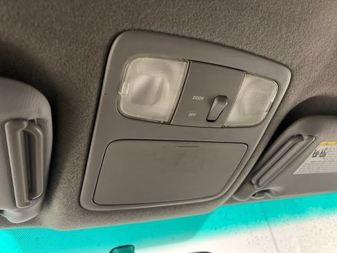 Used 2005 Toyota Highlander 2WD w/ 3rd Row image 20