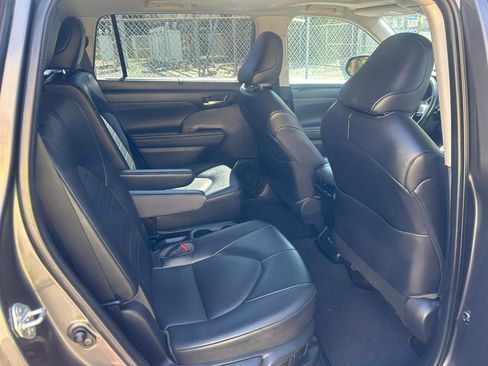Used 2022 Toyota Highlander XLE AWD/4WD image 18
