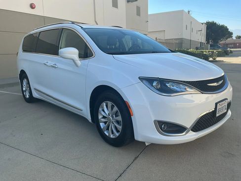 Used 2019 Chrysler Pacifica Touring-L FWD image 3