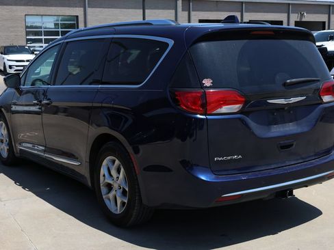 Used 2019 Chrysler Pacifica Touring-L Plus FWD image 7
