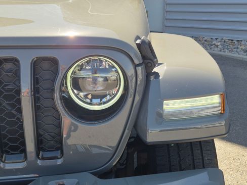 Used 2022 Jeep Gladiator Overland AWD/4WD image 10