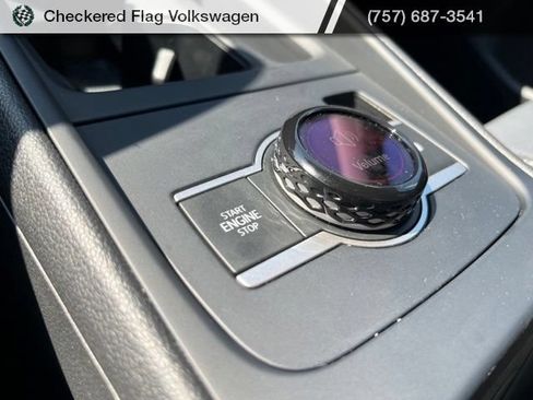 Used 2025 Volkswagen Tiguan SE FWD image 40