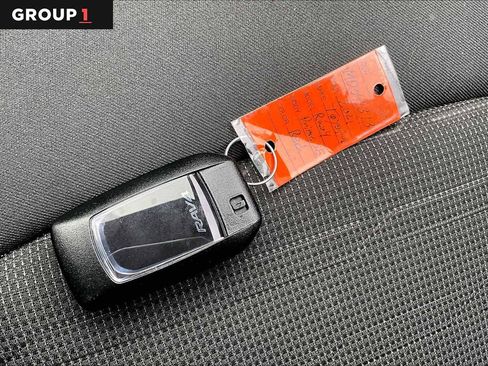 Used 2021 Toyota RAV4 SE image 14