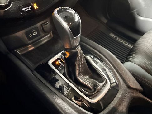 Used 2020 Nissan Rogue SV image 18