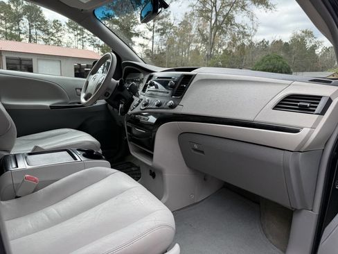 Used 2011 Toyota Sienna LE image 2