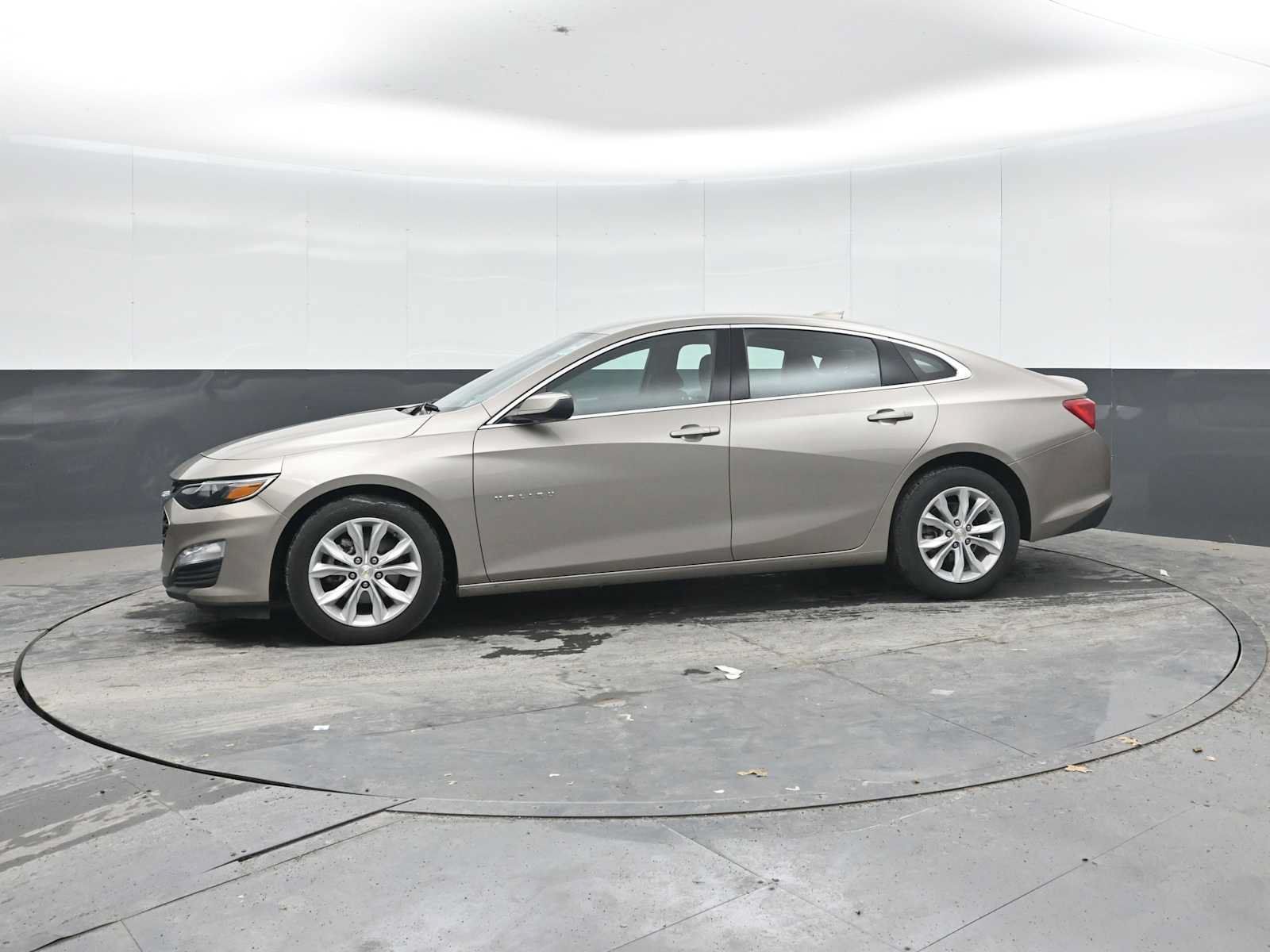Used 2025 Chevrolet Malibu LT FWD image 4