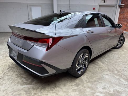 Used 2025 Hyundai Elantra Sport FWD image 5