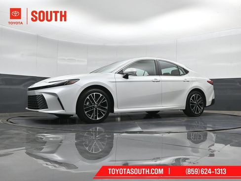 Used 2025 Toyota Camry XLE AWD/4WD image 40