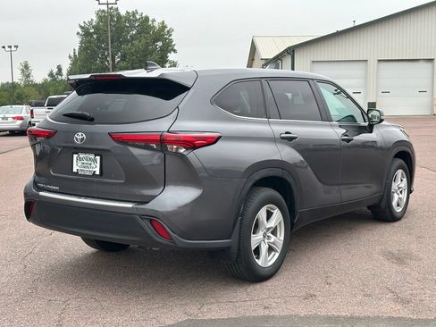 Used 2023 Toyota Highlander L FWD image 6