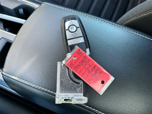 Used 2020 Ford Fusion SE image 30