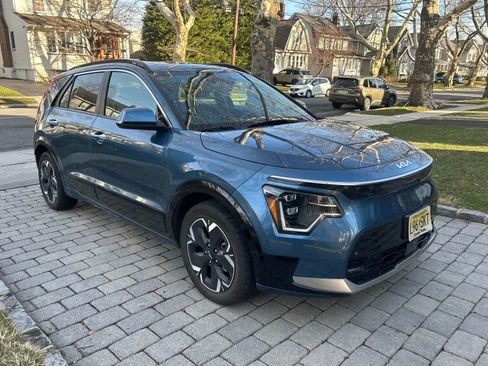 Certified 2023 Kia Niro Wave w/ Wave Preserve Package FWD image 1