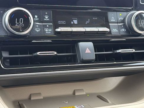 Used 2023 Toyota Highlander XLE AWD/4WD image 14