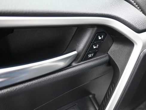 Used 2022 Toyota RAV4 Limited image 18