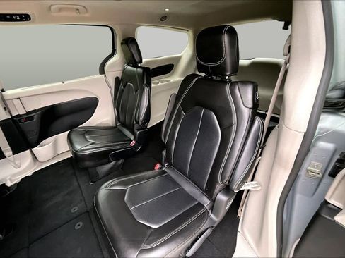 Used 2023 Chrysler Pacifica Touring-L FWD image 21