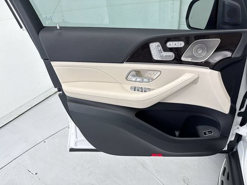 Used 2025 Mercedes-Benz GLS 580 4MATIC image 23