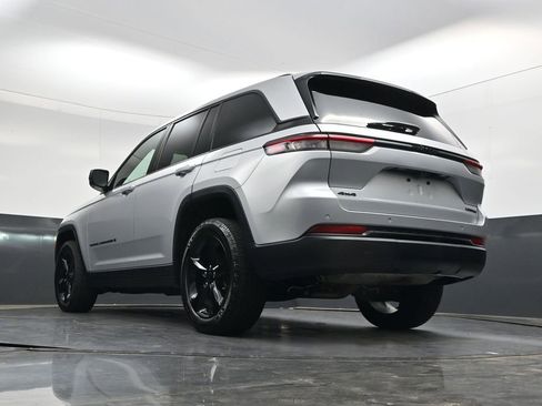Used 2023 Jeep Grand Cherokee Limited w/ Black Appearance Package AWD/4WD image 37
