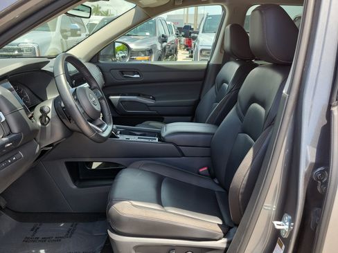 Used 2025 Nissan Pathfinder SL FWD image 11