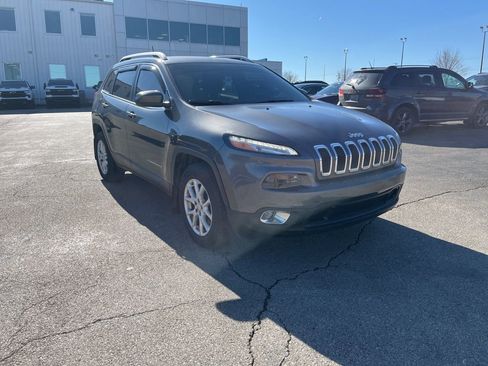 Used 2016 Jeep Cherokee Latitude AWD/4WD image 2