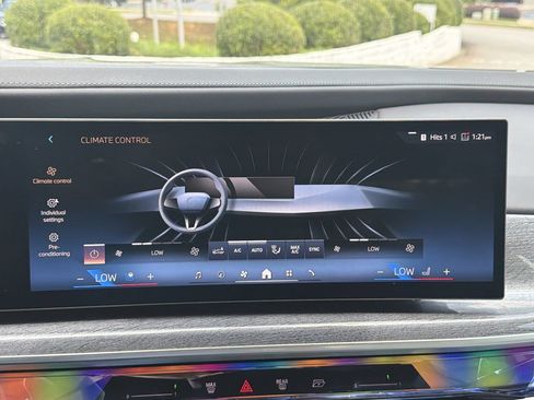 Certified 2025 BMW 740i xDrive AWD/4WD image 25