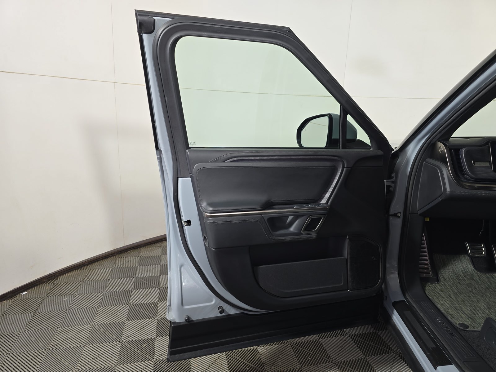 Used 2023 Rivian R1T Adventure Dual AWD/4WD image 16
