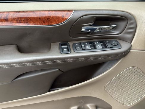 Used 2016 Chrysler Town & Country Touring image 12
