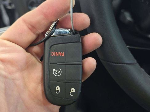 Used 2025 Jeep Compass Latitude AWD/4WD image 6