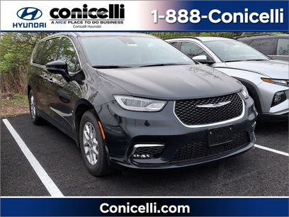 Used 2025 Chrysler Pacifica Select