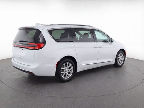 Used 2024 Chrysler Pacifica Touring-L image 9