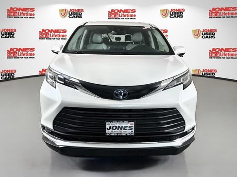 Used 2023 Toyota Sienna XLE w/ XLE Plus Package FWD image 12