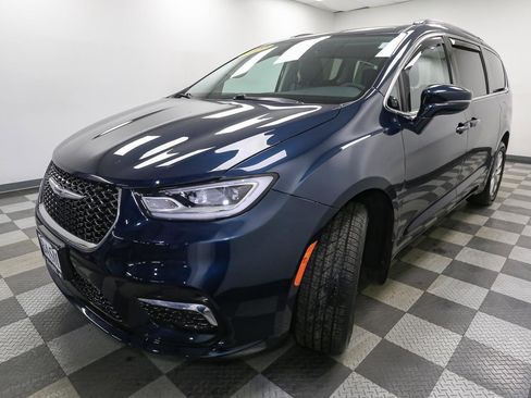 Used 2022 Chrysler Pacifica Touring-L image 4