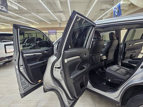 Used 2019 Toyota Highlander XLE FWD image 17