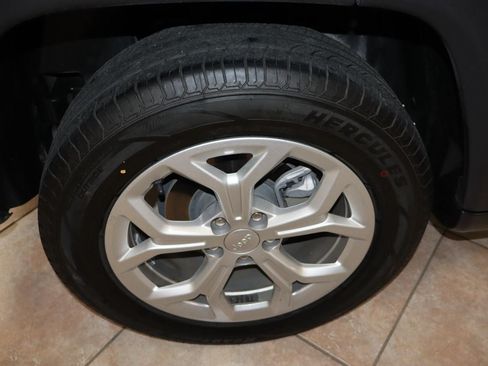 Used 2024 Jeep Compass Latitude AWD/4WD image 33