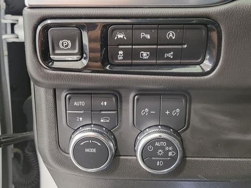 Used 2025 GMC Yukon XL Denali AWD/4WD image 9
