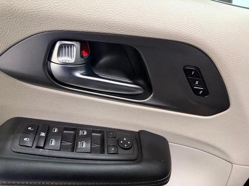 Used 2023 Chrysler Pacifica Touring-L FWD image 11