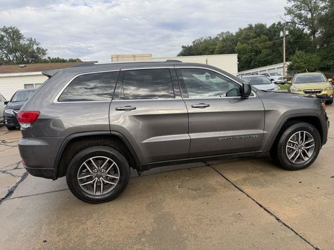 Used 2020 Jeep Grand Cherokee Laredo w/ 18" Wheel & 8.4" Radio Group AWD/4WD image 7