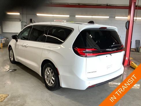 Certified 2026 Chrysler Pacifica Select FWD image 3