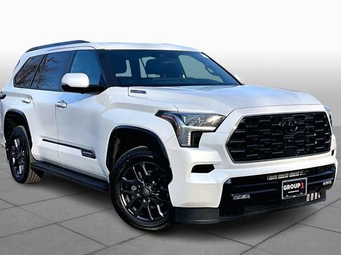 Used 2025 Toyota Sequoia Platinum image 2