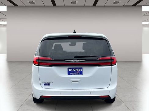 Used 2024 Chrysler Pacifica Touring-L FWD image 4