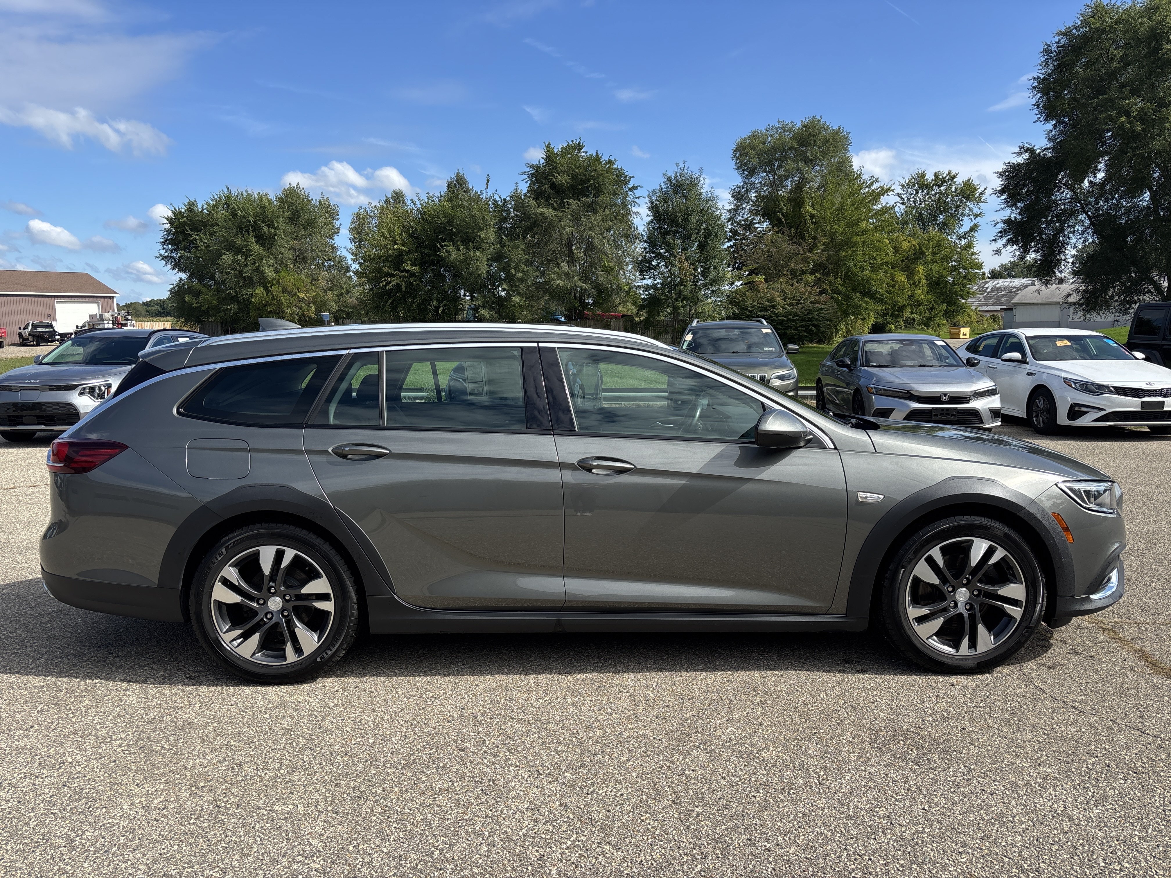 Used 2018 Buick Regal Preferred w/ Sights and Sounds Package AWD/4WD image 2