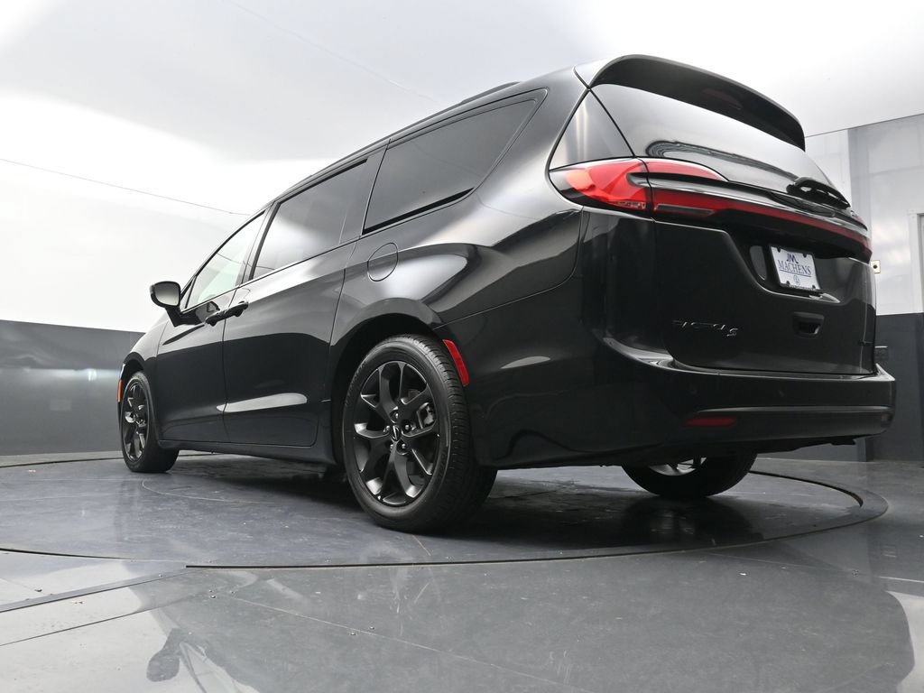 Used 2025 Chrysler Pacifica Limited FWD image 28