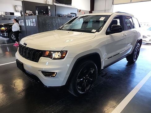 Used 2019 Jeep Grand Cherokee Laredo image 2