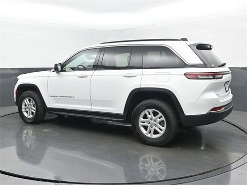 Used 2024 Jeep Grand Cherokee Laredo image 3