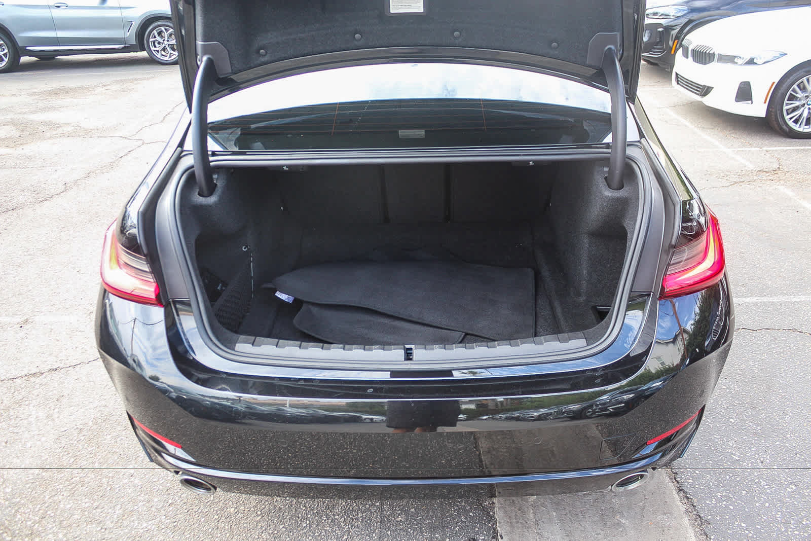 Used 2024 BMW 330i Sedan w/ Convenience Package RWD image 26
