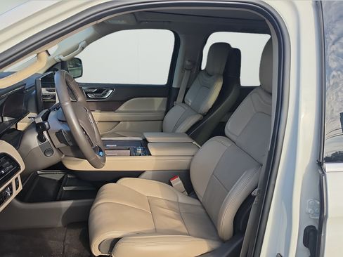 Used 2024 Lincoln Navigator Reserve AWD/4WD image 9